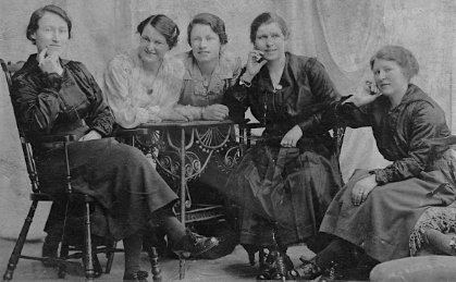 Jute mill workers in studio phot, Dundee 1916